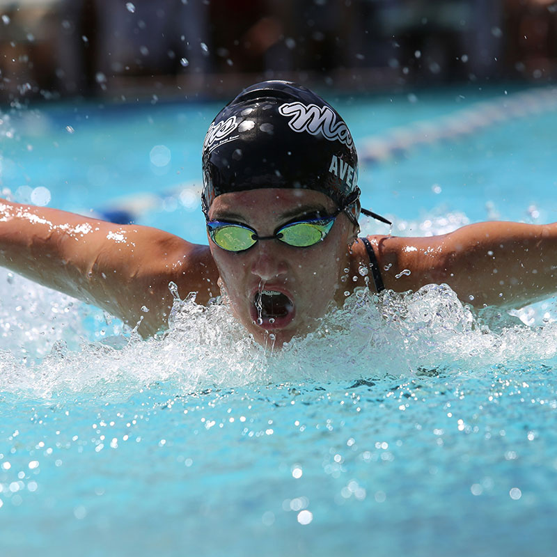 Nuotatore in piscina